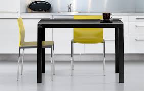 Una cocina con barra o la típica cocina blanca. Mesas De Cocina Extensibles Estrechas