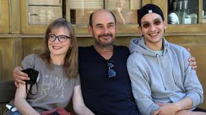 Il a trois frères et une sœur. Tournage A Troyes Un Avant Gout De La Degustation Avec Isabelle Carre Et Bernard Campan