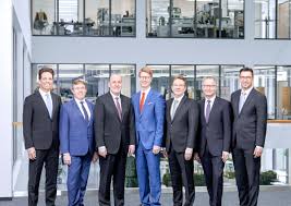 Octopart is the world's source for 2961105 availability, pricing, and technical specs and other electronic parts. Das Familienunternehmen Phoenix Contact Hat Vier Neue Geschaftsfuhrer Familienunternehmen Im Fokus