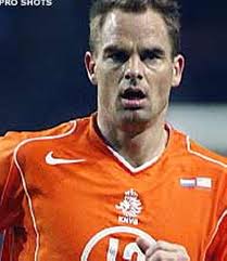 Bezig met laden van de grafiek. Euro 2004 Lijkt Voorbij Voor Frank De Boer Voetbal International