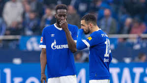 Wichtige namen und zahlen, welche die fußballabteilung des fc schalke 04 betreffen und die nur in listenform dargestellt werden können, können neben dem text mit der momentanen software in der wikipedia nur unzureichend dargestellt werden. Bundesliga Am 24 Spieltag Schalke Kassiert Klatsche Gegen Dusseldorf Bayern Demontiert Gladbach Fussball