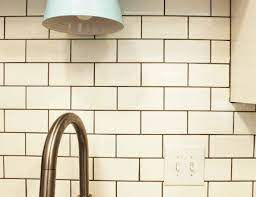 Mutfaklarda yer alan fayansların öncelikle geniş olan yüzeyleri silinmeli, daha sonra fayans aralarında kalmakta olan derzler derinlemesine temizlikten geçmelidir. Mutfak Fayanslari Nasil Temizlenir Ev Dekorasyonu