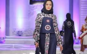 Di indonesia sendiri banyak yang jual sarung sholat berbagai jenis bahan dan merk, misalnya saja sarung wadimor, gajah duduk, dan sarung mangga yang menyediakan sarung pria modern. Modest