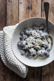 Lavate le patate e fatele cuocere senza sbucciarle in acqua bollente per circa 50/ 60 minuti o comunque fino a che saranno tenere al cuore. Gnocchi Di Patate Viola Con Fonduta Di Toma La Tarte Maison
