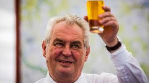 'Vypadáte lahodně' je lichotka, říká Zeman k 'harašícímu' Chládkovi