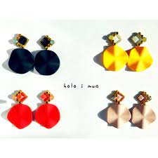 mihoさんはinstagramを利用しています no 7 1 1050 ビジューとひらひらビーズのピアス スクエア a ブラック sold out b レッド c イエロー d ピンク ピアスの方には 2wayでご利用いただける様に 樹脂のピ drop earrings holo earrings