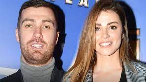 Ezgi eyüboğlu (trt1.com.tr, 01.03.2018), ezgi eyüboğlu (tiyatrolar.com.tr, 01.03.2018), teşkilat dizisi oyuncuları kadrosu ve karakterleri (diziseti.tv, cnnturk.com, haberler.com, 03.03.2021). Ogulcan Engin Ezgi Eyuboglu Aski Belgelendi Magazin Haberleri