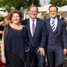 Ministerpräsident armin laschet hat sich in nrw vor ort ein bild von der katastrophe gemacht. Wie Armin Laschets Sohn Johannes Der Firma Van Laack Half Stern De