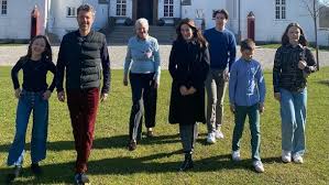 Hier erfährst du welche leute zum. Traditionelles Eierbemalen Neue Bilder Der Danischen Royals Zum Osterfest