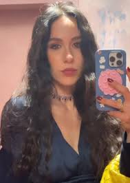 ELEGANZA IN BLU PER AURORA RAMAZZOTTI: BELLISSIMA✨💙 Aurora si mostra in  tutto il suo splendore con un abito blu notte che esalta la sua bellezza  semplice ma magnetica. Un mix perfetto di