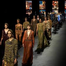 Model baju kerja endek wanita sebenarnya bisa disesuaikan dengan. Kain Tenun Endek Bali Jalin Kontrak Dengan Christian Dior Perancis Kover Magazine