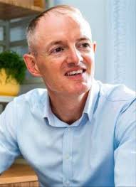 Efterfrågan på hybridlösningar i skolan ökar i Storbritannien