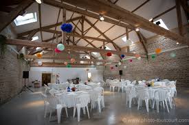 Tous nos articles de déco de salle de mariage sont de grande qualité, parfaitement adaptés à l'événement, et vous sont proposés à des prix défiants toute concurrence ! Une Decoration Coloree Pour La Salle Et Nos Tables De Mariage Mademoiselle Dentelle