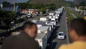 Polícia ataca direito de greve de caminhoneiros com bombas e prende sindicalista no porto de santos. Hohjkimpbhu5fm