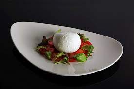 La caprese di bufala fa venire subito in mente l'estate ed i piatti freschi e veloci da preparare (perché non c'è molto tempo da perdere quando si deve correre al mare). Caprese Di Bufala