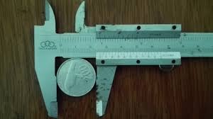 Sedangkan untuk skala vernier jika kita melihat dengan teliti angka yang sejajar adalah angka 8, karena nilai tiap garis adalah 0,1 mm maka 8×0,1 = 0,8. Mengenal Jangka Sorong Dan Cara Pemakaiannya Contoh Soal Rumushitung Com