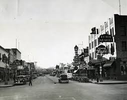 Fremont St 2nd Circa 1932 1934 Neon And Air Conditioning Came To Las Vegas In The 1930s Changing The Wa Las Vegas Photos Las Vegas City Downtown Las Vegas