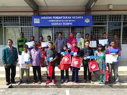 Mar 10, 2021 · ibu pejabat jabatan pendaftaran negara putrajaya, no 20, persiaran perdana, presint 2, pusat pentadbiran kerajaan persekutuan , 62551 wilayah persekutuan putrajaya. Bhg Kad Pengenalan On Twitter Lawatan Kerja Kpjpnm Seterusnya Di Jpn Rompin Turut Dijalankan Penyerahan Dokumen Pengenalan Diri Dan Sijil Perkahwinan Jpnm Bhgicjpn Bkpdihatiku Https T Co 855xgjpbbf