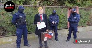 Donald Trump z walizką przed domem Jarosława Kaczyńskiego. Chciał złożyć  wniosek o azyl