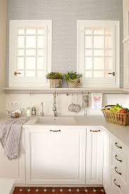 Si las paredes de tu cocina están revestidas con azulejos, debes encargarte de su limpieza cada cierto tiempo. Por Que Decorar Tu Cocina Con Papel Pintado