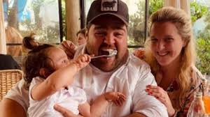 5 de noviembre de 1983) más conocido artísticamente por su apellido materno darío barassi es un conductor, humorista, actor y abogado argentino. The Moving Photo Of Dario Barassi With His Daughter In A Circus Recipe For A Good Happy Face Memesita