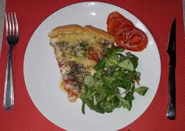 Ingredients 1 Pate Feuilletee 5 Tomates Moyennes 200 G De Morbier Environ 3 Cuilleres A Cafe De Moutarde Herbes De Pro En 2020 Tarte Tomate Tarte Tomate Oignon Tomates
