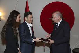 The midfielder quit germany's national team in 2018, citing racism by the german federation president. Mesut Ozil Privat Fernbeziehung Ehefrau Amine Gulse Lebt In Der Turkei News De