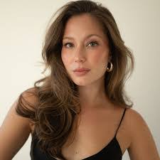 Laura Choi's Instagram, Twitter & Facebook