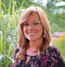 Lynn Nichol's Instagram, Twitter & Facebook