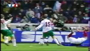 Kostadinov glace le parc des princes avec une frappe limpide, qui crucifie bernard lama et l'équipe de france. But Kostadinov France Bulgarie 1993 Sur Orange Videos