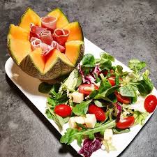 Melon Au Jambon Grand Classique Et Incontournable En Ete Mon Sucre Sale Prefere Avec Du Melon Et Jambon Sec En Salade En Gaspacho Ou Food Fruit Cantaloupe