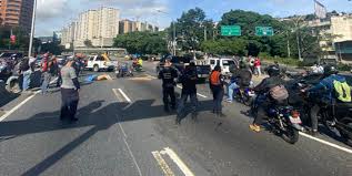 Un hombre de aproximadamente 70 años murió tras impactar su auto contra un camión en la autopista a santa fe, en el kilómetro 19. Accidente Motorizado Fallecio En La Autopista Prados Del Este 800noticias