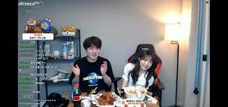 주로 맨투맨이나 후드, 추리닝, 티셔츠를 입고 방송을 한다.26 심지어 아줌마처럼 몸빼나 잠옷을 입고 섹시 댄스를 추는. í¬ëª¨ìŠ¤ ìŠ¤íƒ€íŒ ì¼€ì´ ê¹€íƒìš© ì—¬ìº ì´ëž' í‚¤ìŠ¤ Mp4