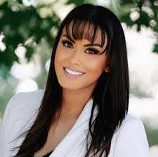 Holly Mccombs's Instagram, Twitter & Facebook