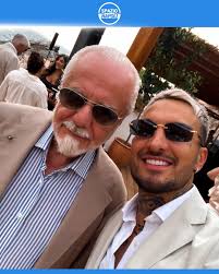 C'è anche il Presidente Aurelio De Laurentiis tra gli invitati al  Matrimonio di Matteo Politano 🤵💙 Chissà che regalo avrà fatto  all'attaccante il patron del Napoli 👀🤣 📸 @valentinorussotattoo  #SSCNapoli #Politano #DeLaurentiis