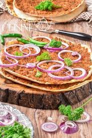Pizza Turque Lahmacun Recette Authentique De La Pizza A La Viande Hachee Pizza Turque Recette Turque Repas Turc