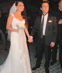 Olgun şimşek, 1971 yılında bursa'da doğmuştur. Eskiya Dunyaya Hukumdar Olmaz Yasar Olgun Simsek Evli Mi Okunakli Biyografi Merkezi