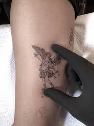 Un caso muy conocido fue en francia, donde el señor le encomendó ayudar al rey francés para restaurar la paz y prosperidad en su reino y expulsar a los enemigos de las costas. Michael Angel Tatuaje De San Miguel Tatuaje De Arcangel Tatuaje De Angel