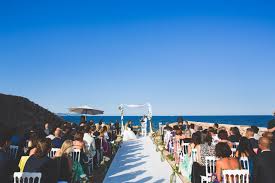 Celebrare il proprio matrimonio o il proprio ricevimento in un angolo di natura incantevole, impreziosita da tramonti mozzafiato e da una lunga spiaggia di sabbia bianca bagnata dal mare più azzurro del mediterraneo. Guida Completa Al Matrimonio In Spiaggia Joyphotographers Magazine