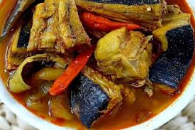 Kurangi panas api, masukkan ikan, bunga kecombrang dan daun kesum, masukkan ½ bagian air, aduk. Resep Masak Ikan Pari Terung Asam Yang Pedas Segar
