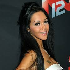 Maquillage et décolleté de folie pour nabilla avant d'aller dormir. Kfhijytcfshkym