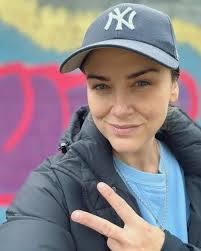 Today's vibes. 💁‍♀️✌️ Sorry I've been so MIA. Thank you (so much) to all  of my lovely friends and acquaintances for all the birthday wishes a little  while back, and for saying