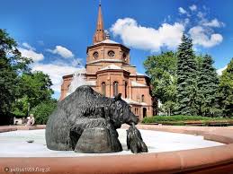 Pary narzeczonych, trzy miesiące przed ślubem zgłaszają. Bydgoszcz Park Kazimierza Wielkiego Kosciol Pw Sw Piotra I Pawla Na Pierwszym Planie Rekonstruowana Fontanna Potop Zdjecie Fotoblog Petrus1959 Flog Pl