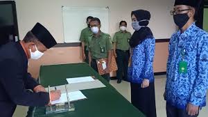 Pejabat pesuruhjaya sumpah di tutup pada. Pesuruhjaya Sumpah Dilantik Oleh 35 Anggota Dprd Kotabaru Ambil Sumpah Janji Jabatan Macc Tube 9 Months Ago Tak Keppr
