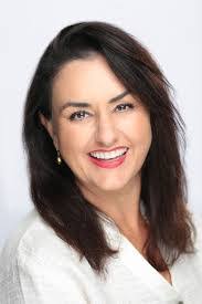 Leslie Lucas's Instagram, Twitter & Facebook