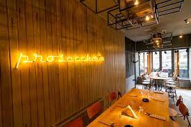 Redecorat la începutul toamnei de echipa foarte talentată a studioului picktwo, formată din designerii sebastian mîndroiu și radu călin, noul stadio are aerul unui restaurant italian al anilor 1960 invadat de elementele unei bucătării industriale. Stadio Restaurant Cu Atrium Igloo