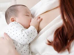 Cho con bú sớm là biện pháp tự nhiên giúp kích thích tử cung co hồi tốt và đẩy sản dịch ra ngoài 