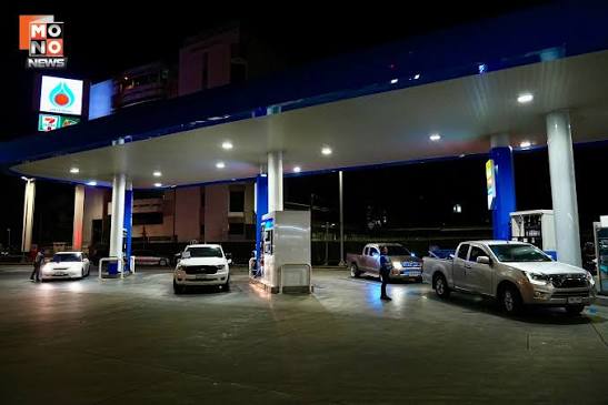 ⛽ พรุ่งนี้! “ดีเซล” ปรับราคาขึ้น 2.8 บาท เป็น 50.54 บาท ส่วน B20 ปรับเป็น  45.54 บาท . พ่อค้าขายไก่ทอดบอก “ ขายของไปหาเงินเติมน้ำมันไป “ ไม่รู้ราคาจะขึ้นไปสุดตรงไหน..?  . วันนี้ (4 เมษายน 2569) เมื่อเวลา 21.30 น. ประชาชนแวะเติมน้ำมัน แม้น้ำมันจะยังไม่  ...