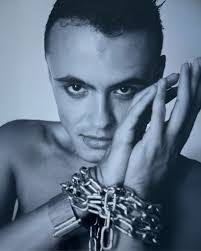 𝙄'𝙢 𝙣𝙤𝙩 𝙝𝙚𝙧𝙚 𝙩𝙤 𝙛𝙞𝙩 𝙞𝙣🔥 I'm here to break the mold,  challenge the established, and write my own rules. Art doesn't ask  permission, creativity doesn't follow instructions. Photographer Dora Franco  𝗜𝗳