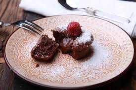 Dann das öl, 100ml milch, backpulver, vanillezucker und das mehl dazugeben und daraus einen teig herstellen. Gebackener Schokoladenpudding Mit Flussigem Kern Typisch Heike